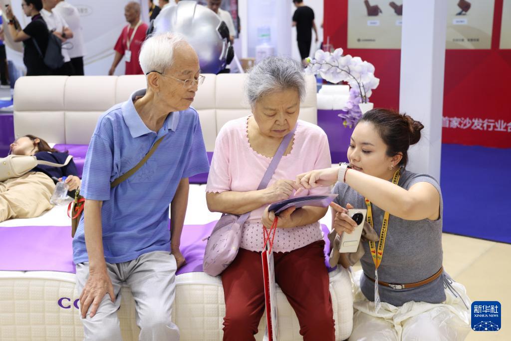 智慧养老激活银发经济新动能，集中养老服务模式迎来蝶变