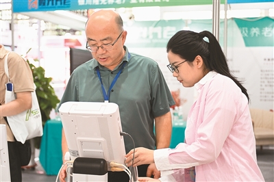 养老院住进年轻人 北京等地探索“代际融合”养老新路径